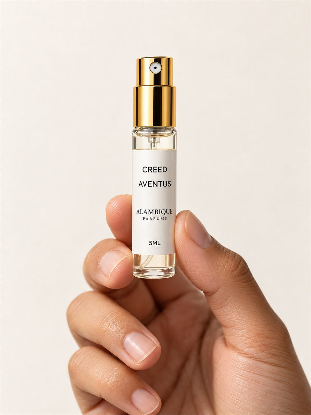 Imagen ilustrativa de un decant Alambique de Creed Aventus de 5 ml en una mano