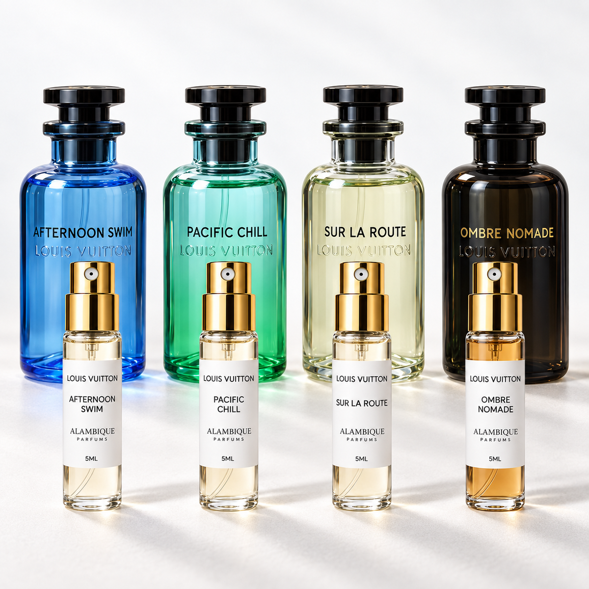 Louis Vuitton Discovery Set: cuatro decants con etiquetas blancas; botellas originales al fondo solo como referencia.
