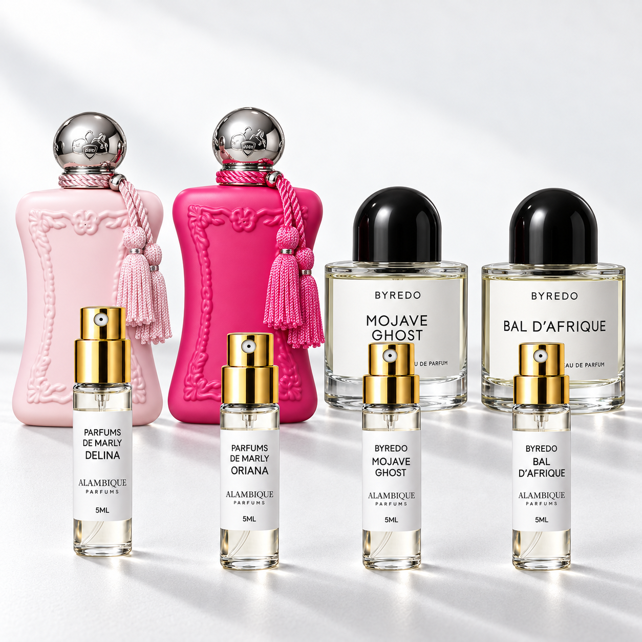Nicho para Ella Discovery Set: cuatro decants de etiqueta blanca frente a las botellas de referencia; las botellas originales no están incluidas.